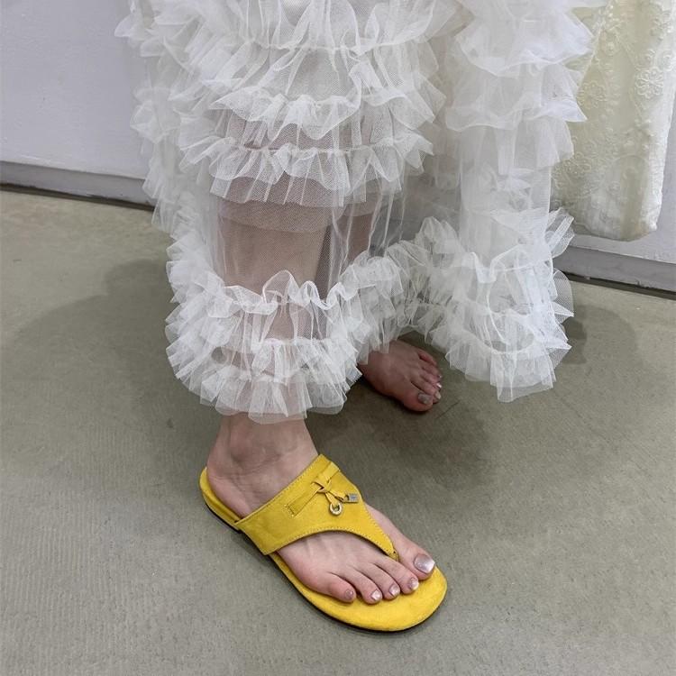 Xiaoxiangfeng girl with skirt toe flip-flops shoes women's summer wear 2025 new pinch foot flat bottom cool slippers