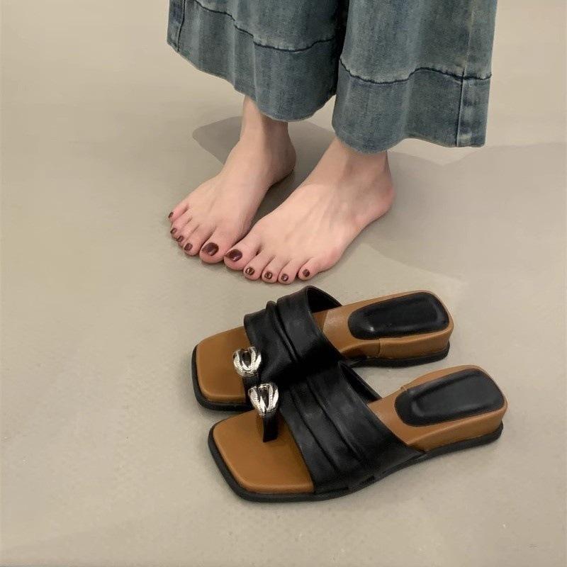 Holiday style metal pinch temperament square head grass woven cover toe cool slippers women's summer wear 2025 new
