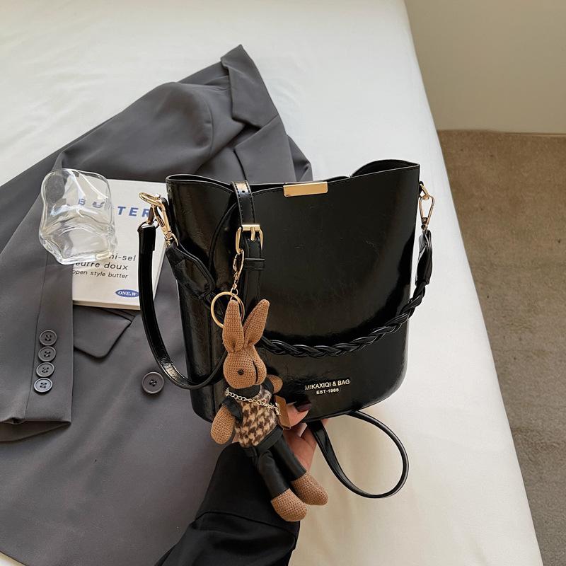 Retro Niche Design Bag Women's New High-end Texture Versatile Messenger Bag Portable Bucket Bag