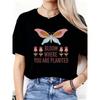 Blühe, wo du gepflanzt bist Schmetterling Blumendruck Damen Freizeit Frühling T-Shirt