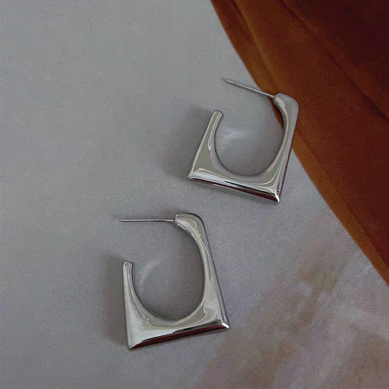 Silver Needle Geometric Heart Hoop Earrings - Retro & High-End Style for a Bold Look