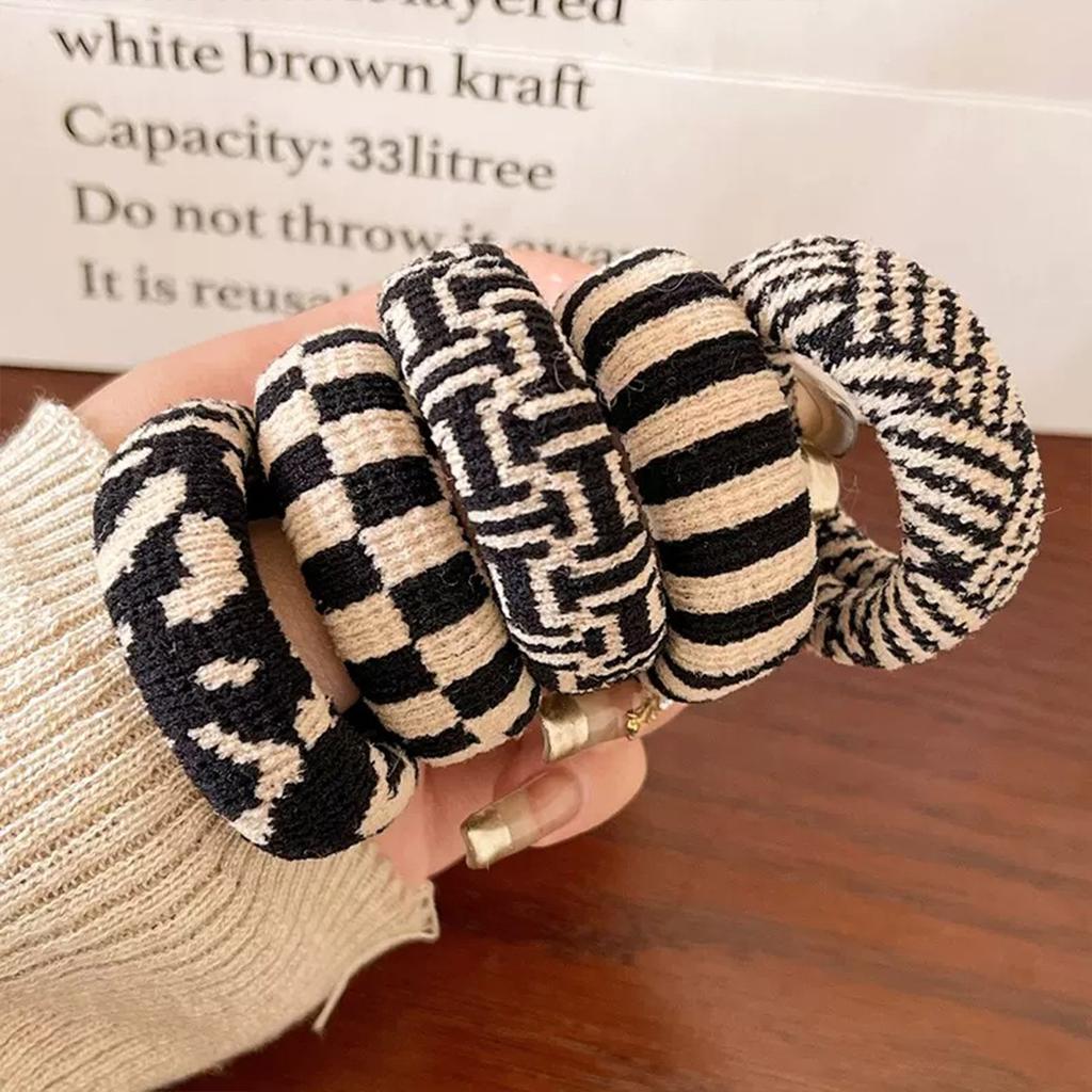 5 Stück einfache und vielseitige hochelastische schwarz-weiß karierte nahtlose Haargummis