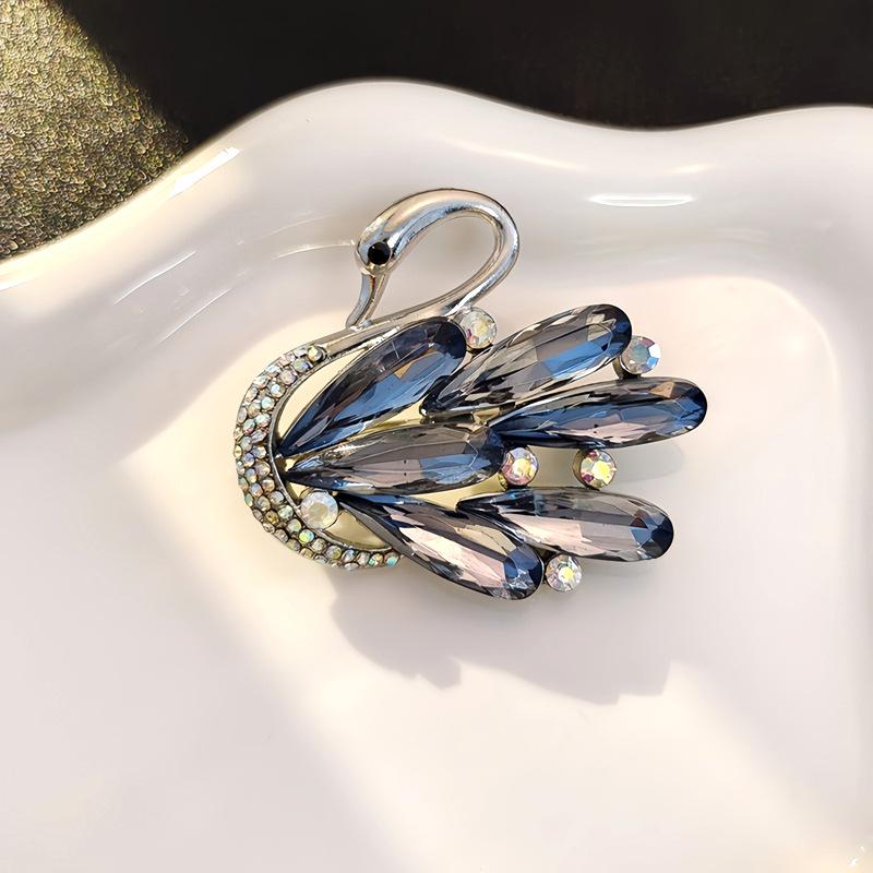 

Элегантная брошь-животное со стразами: Дизайн цветов высокого класса для женских пальто и аксессуаров