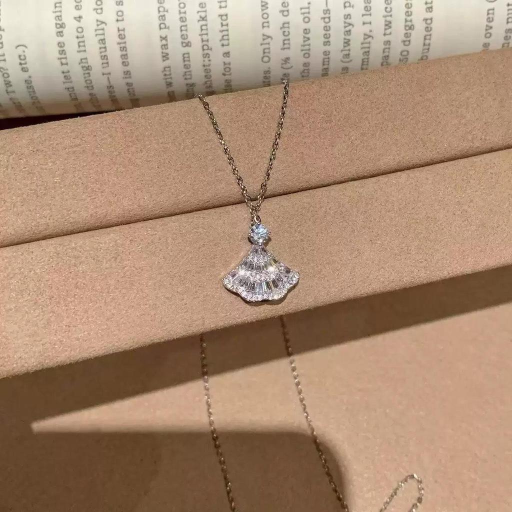Elegant Fan-Shaped Pendant Necklace: Shiny, Fresh, Unique Clavicle Chain for Women – Versatile and High-End Accessory.