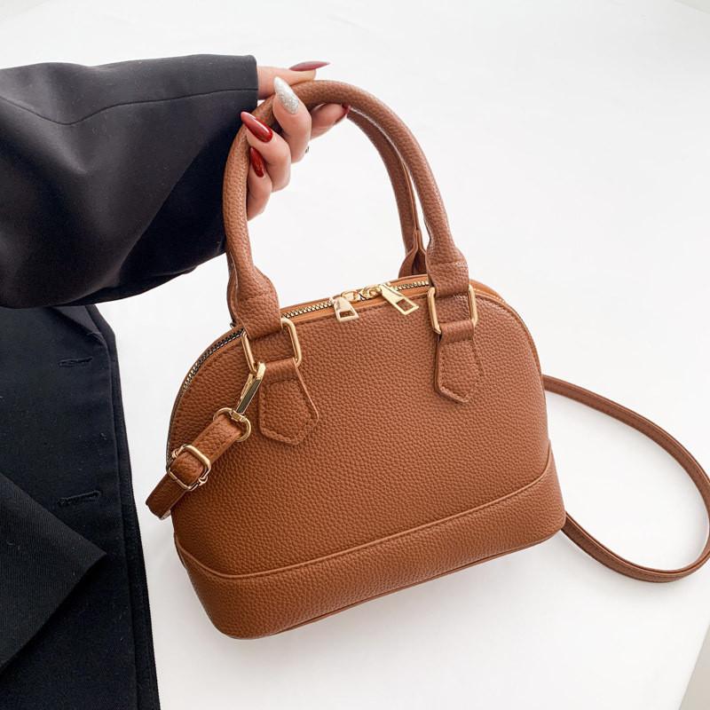 

Elegant And Versatile 2023 New Khaki Pu Shell Shoulder Bag For Daily Fashion коричневий
