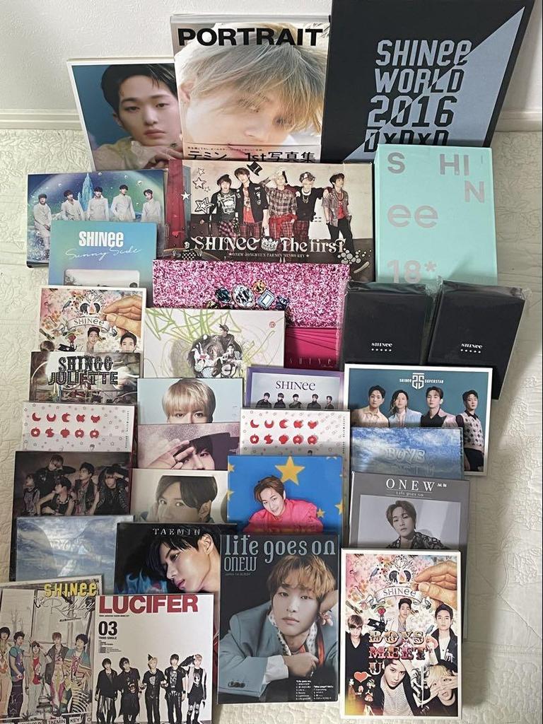 [USED] (Approximately 60 Items) SHINee CD Penlight Goods and Other Set