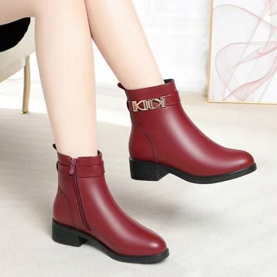 

Мамины туфли зима 2025 новые ботинки женские на мягкой подошве бархатные кожаные туфли для среднего возраста мягкая кожа хлопковые туфли модные ботинки удобные женские 40