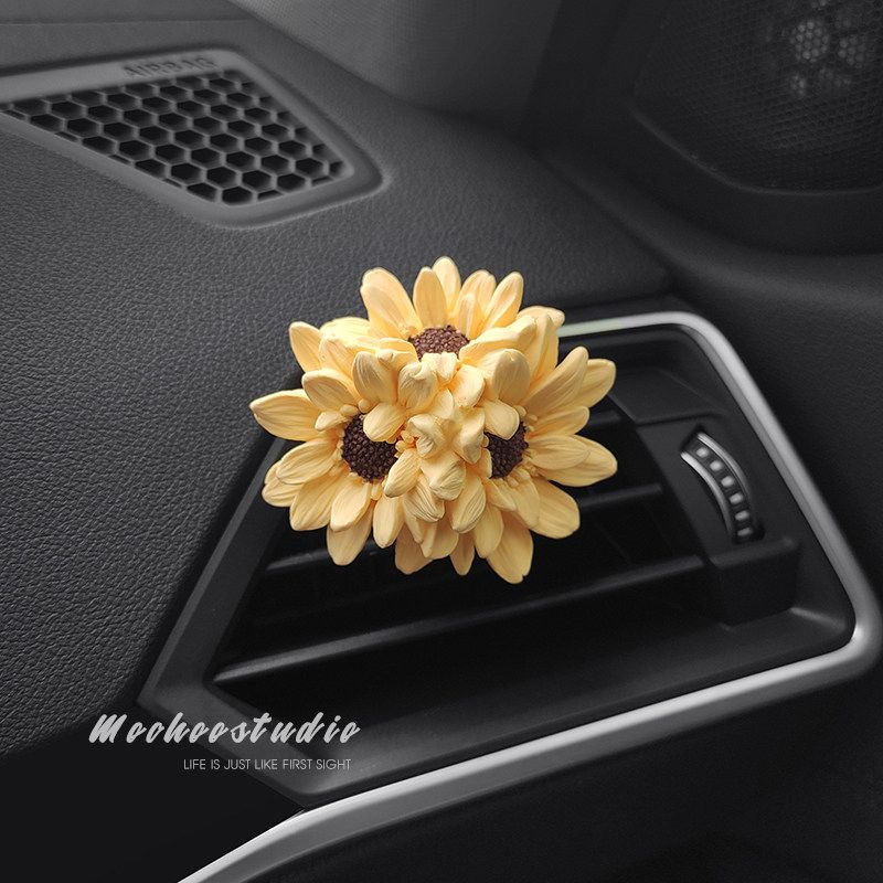 

Three Small Daisy Flower Car Air Vent Perfume Diffusers, Fresh and Light Fragrance Car Air Conditioning Decorations Daisy Air Vent Clip + English Pear & Freesia Scent
