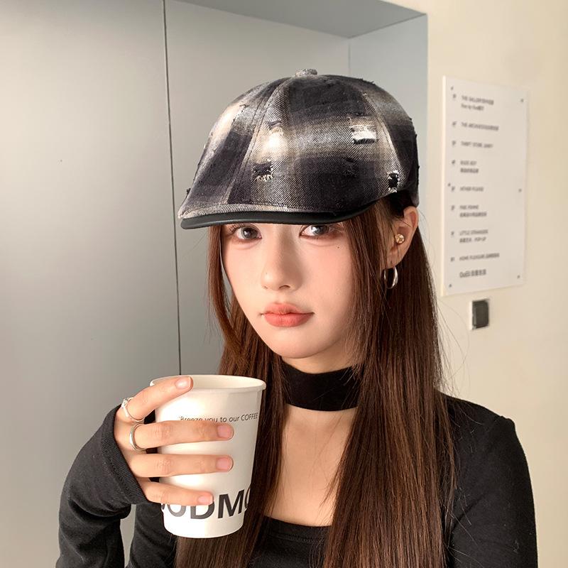 Personalized Old Hole Newsboy Hat Female British Fashion Duck Bill Painter Hat Pu Leather Brim Retro Plaid Forward Hat