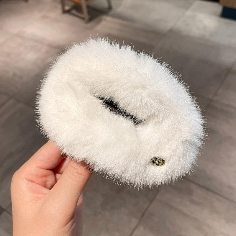 

Korean Minimalist Plush Claw Clip - Versatile High-End Hair Accessory for Women