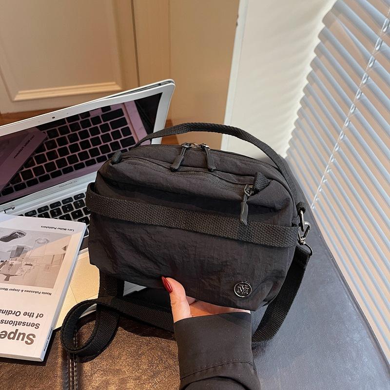 Fashion messenger bag women 2025 simple shoulder bag bag high value niche fashionable foreign style new commuter bag