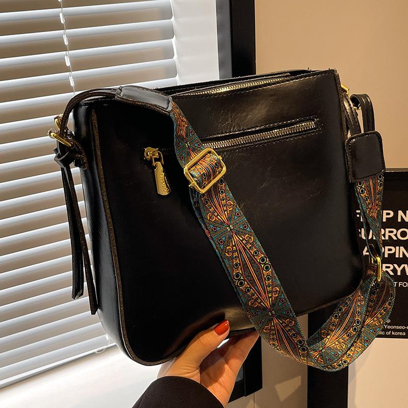 

В этом году популярными небольшими сумками являются женские осенне-зимние универсальные 2024 новые ретро широкополосные сумки-мессенджеры через плечо женская сумка-ведро. чёрный