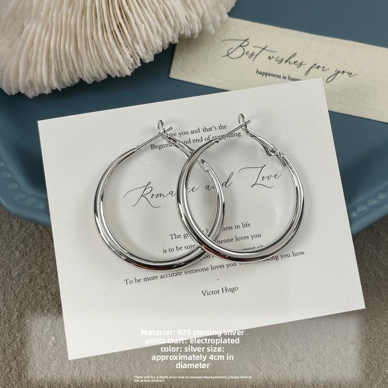 Ballad-style Elegant Round Earrings for Girls, Featuring Small-scale, Exclusive, Luxurious and Fashionable Design, with Exaggerated Style.
