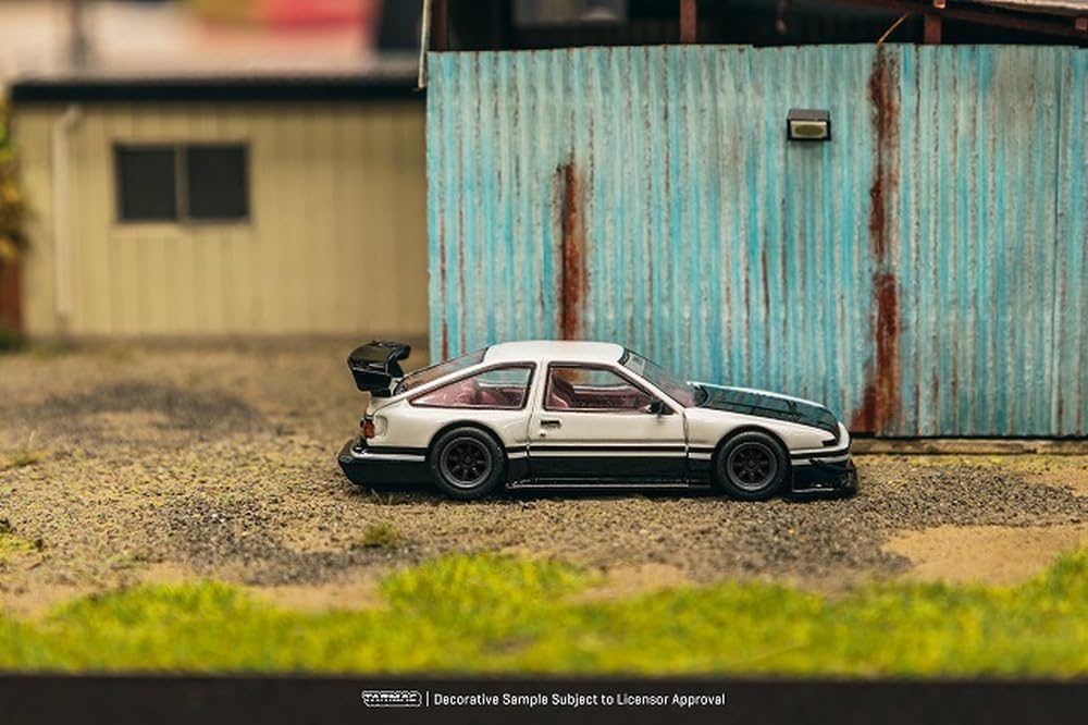 TARMACWORKS Toyota Sprinter Trueno AE86 Widebody von Jon Sibal Fertigprodukt 1/64 Weiß/Schwarz T64G-060-WB
