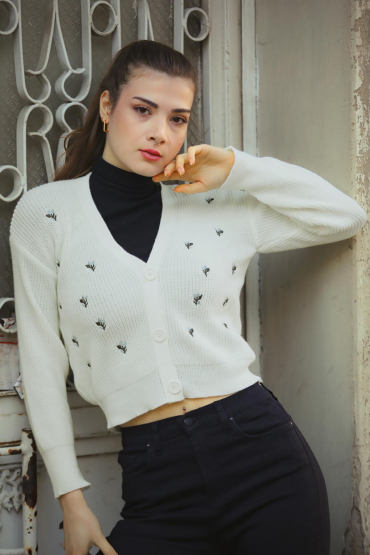 

Женский короткий вязаный кардиган на пуговицах с вышивкой