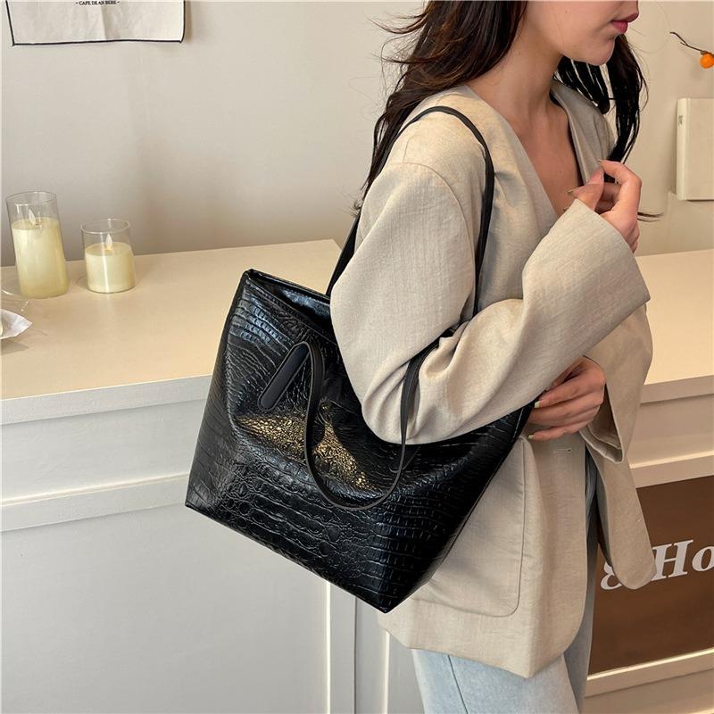 New niche versatile tote bag large capacity black simple high sense atmospheric shoulder armpit bag