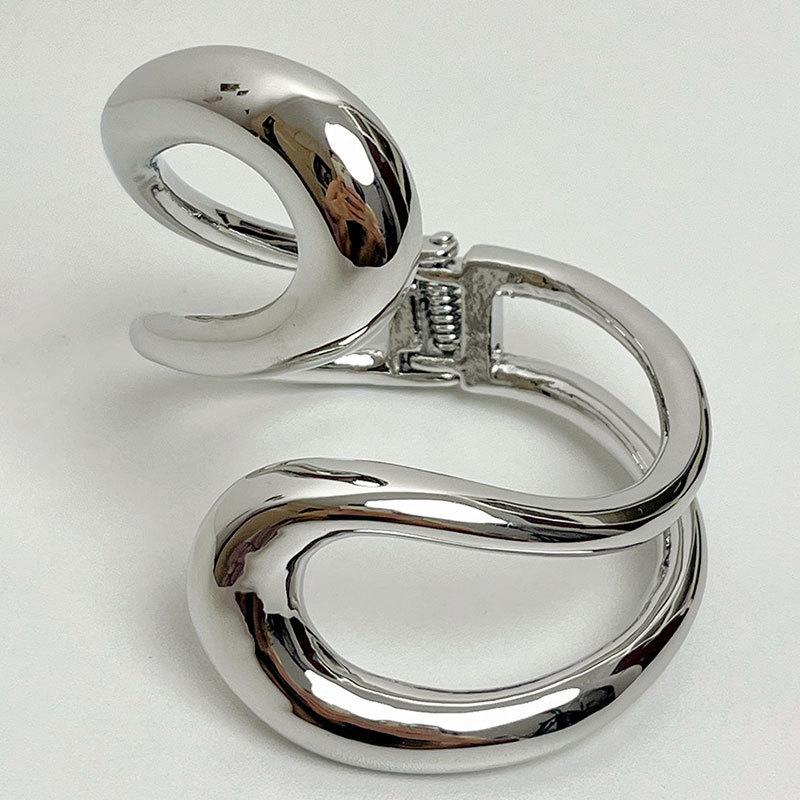 

Необычный браслет с крестообразным отверстием особой формы, легкая роскошь, мода, простота, высокое чувство, универсальный, нишевый дизайн, ювелирное изделие