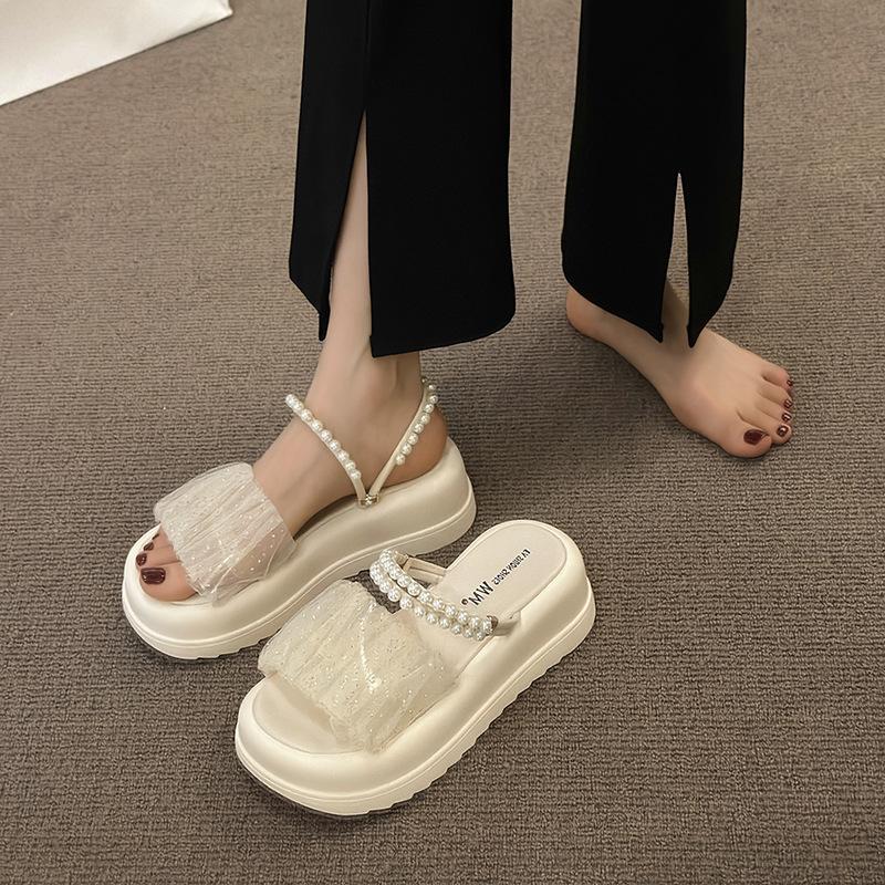 Kleine höhenverstärkende Plateau-Slipper Damen Sommerbekleidung 2025 neu Internet-Berühmtheit faule Sandalen zwei Tragearten Strandsandalen