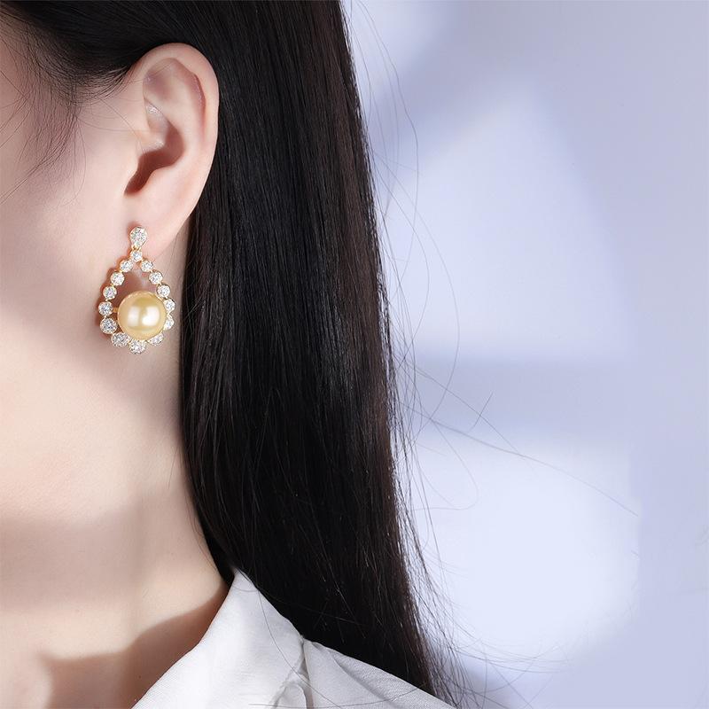 Jewelry Copper Bottom Gold-Plated Fritillary Pearl Geometric Diamond-Set Temperament Women'S Stud Earrings 14Mm
