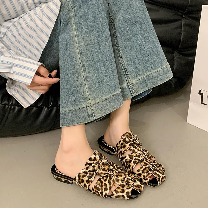 2025 French bag head half slippers women's summer wear new pleated Mueller women's shoes one-pedal low-heeled slippers