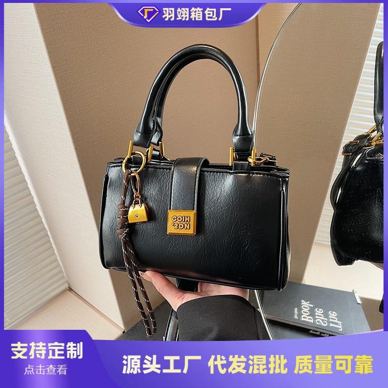 Retro texture fashionable portable small square bag women's autumn and winter new niche versatile shoulder messenger bag
