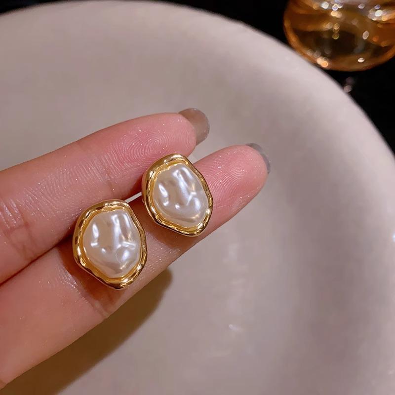 European & American Baroque Pearl Irregular Stud Earrings: Retro Style for Women - Autumn/Winter Fashion Accessories