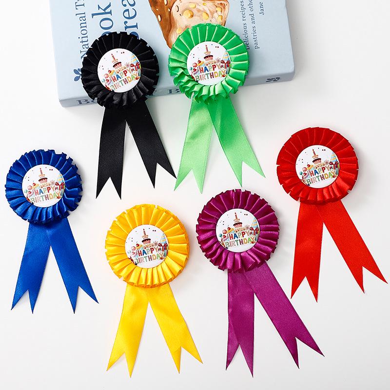 

Значок-бутоньєрка з стрічки індивідуального кольору для дитячого дня народження та святкових заходів