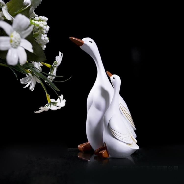 Artistic Duck and Duckling Sculpture for Yard Decoration Quality Resins for Patioes and Entrances