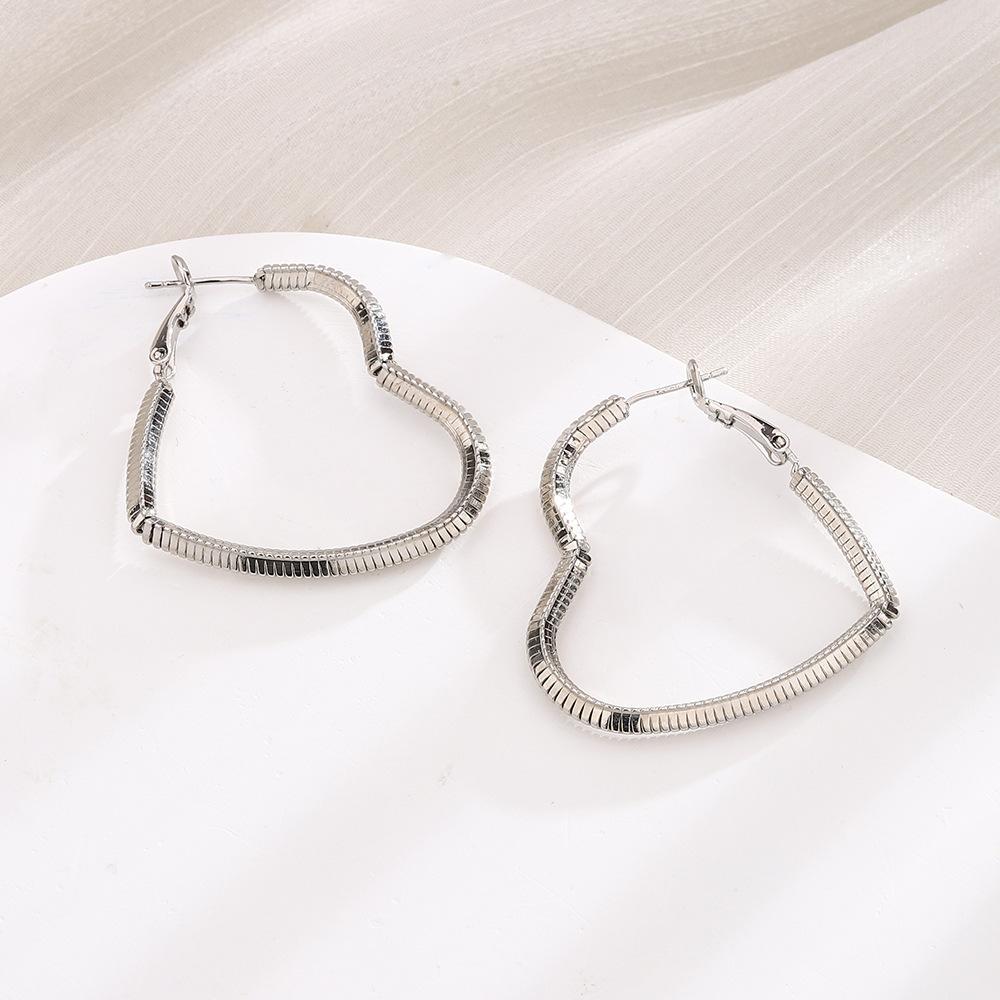 Hollow Love Big Earrings Fashion Commuter Wind Plain Ring Ear Buckle Cross-Border Manufacturers Wholesale Fold Twist Line Heart Earrings