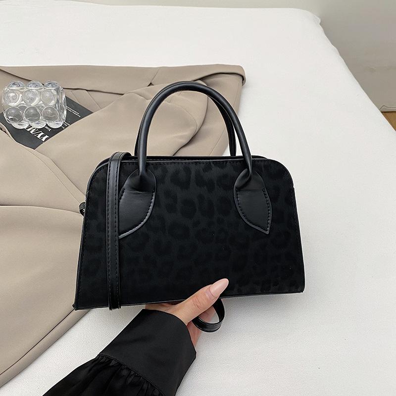 

Autumn and winter bags women s new high-end matte retro shoulder bag to work small bag large capacity tote bag