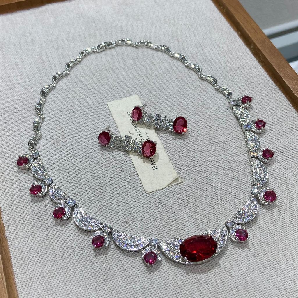 Großes Set mit Diamantimitat Roter Turmal Halskette, Ohrringe, Armband, Leichter Luxus Promi Abendmode Zweiteiliges Set