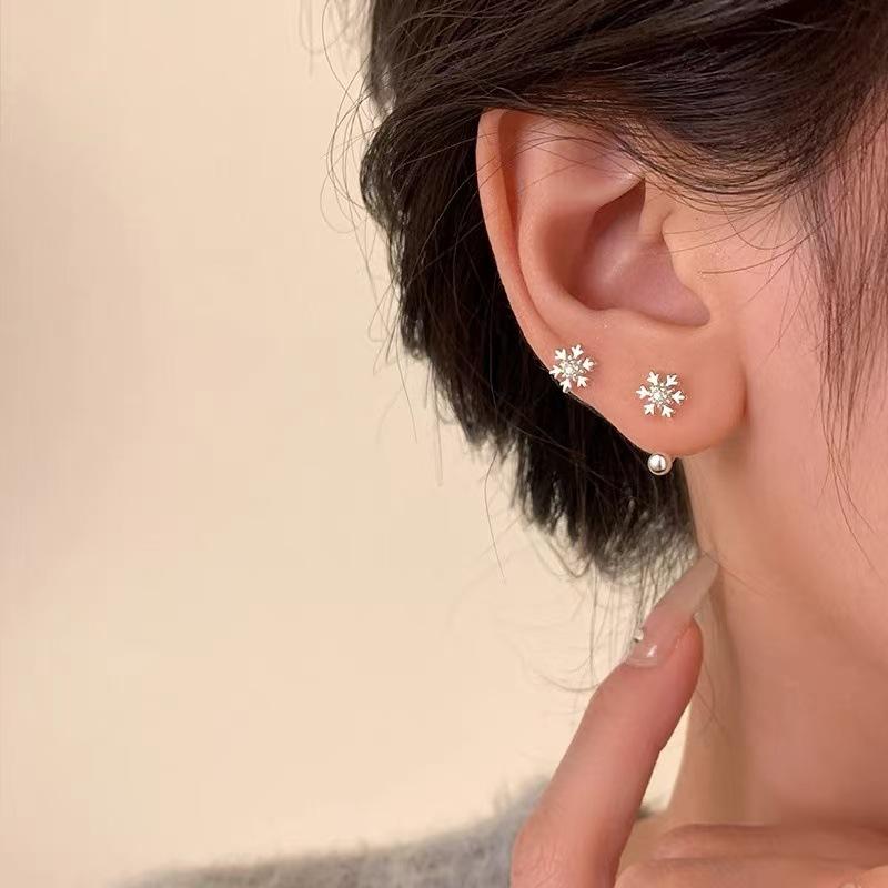 Schneeflocken Ohrstecker - Exklusive Ohrringe für kleine Ohren, Luxuriöser und Hochwertiger Damenschmuck.