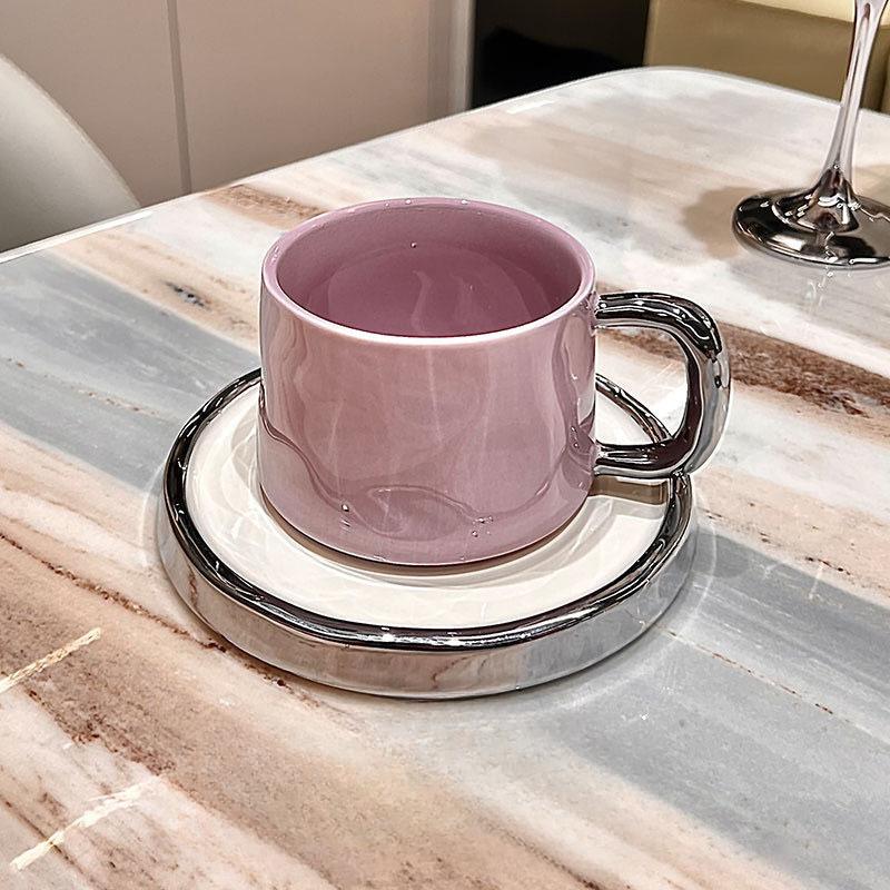 

Французский набор кофейной чашки и блюдца с серебряной кромкой, цвет таро, фиолетовый, легкая роскошь, керамическая кружка, изысканный набор для послеобеденного чая, кофейная чашка высокого класса 250m l