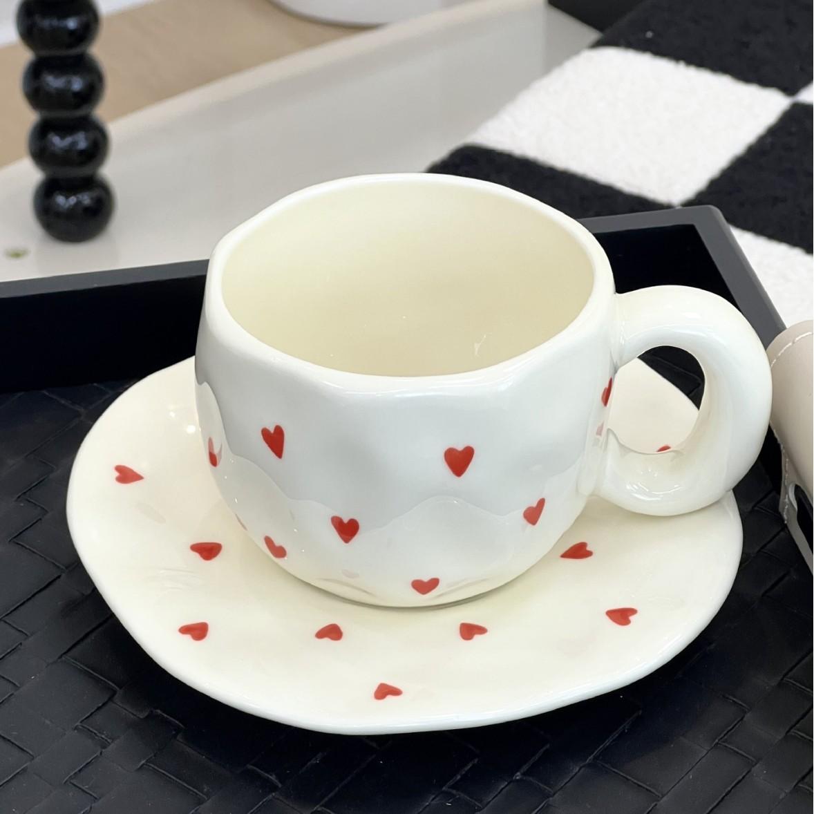 

Керамическая кофейная чашка и блюдце в форме красного сердца, ручной лепки, расписанная вручную чашка, чашка для воды с девичьим сердцем 340ml