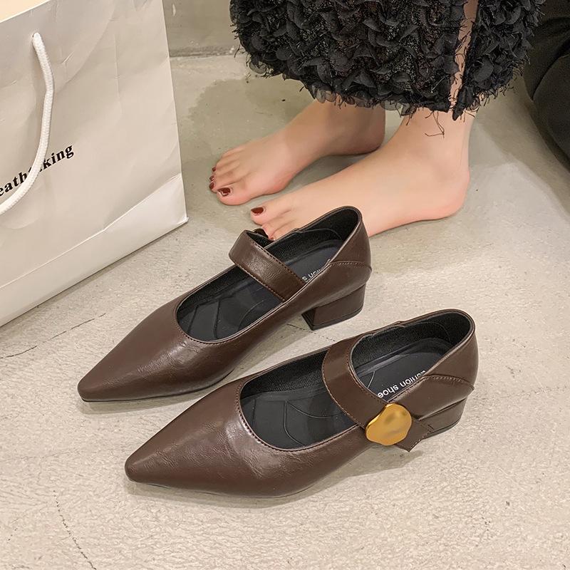 

Весна 2025 обувь новые французские маленькие кожаные туфли женские Мэри Джейн на мягкой подошве одинарные туфли лоферы коричневые ретро остроносые 35 коричневый