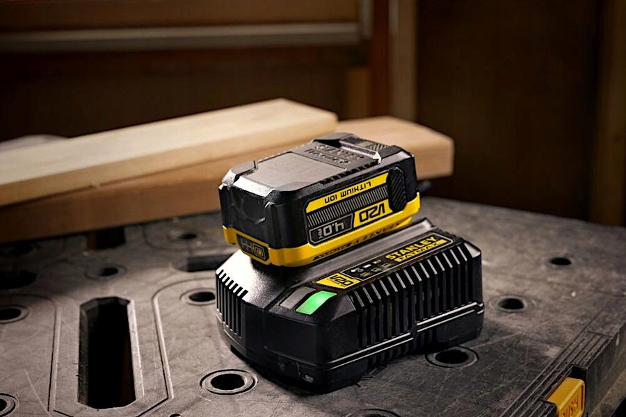 Stanley sfmcb204-xj rechargeable battery 18V 4Ah Black/Yellow