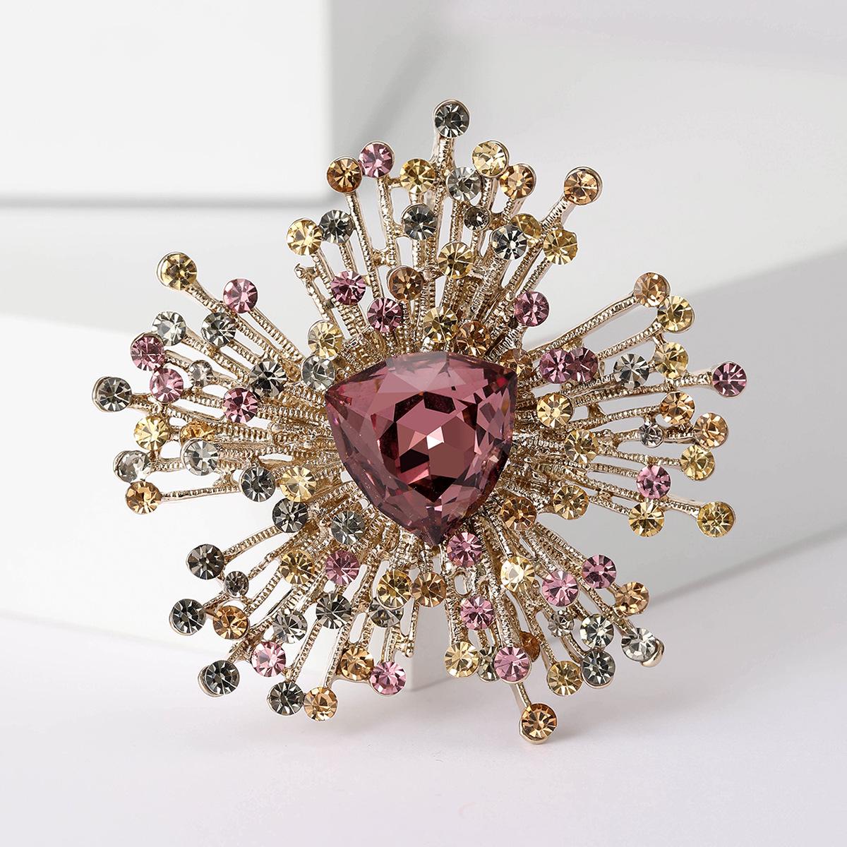 

Retro Baroque Luxury Crystal Brooch: Exquisite Lapel Pin for Elegant Attire