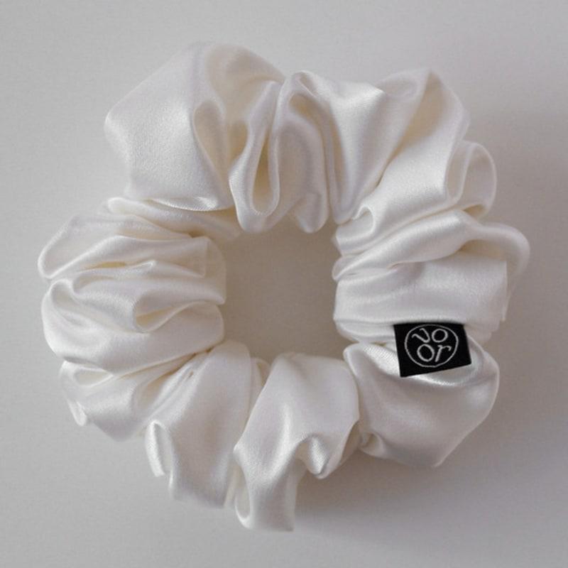 Voor Pearl Satin Scrunchie_Medium_Light Ivory