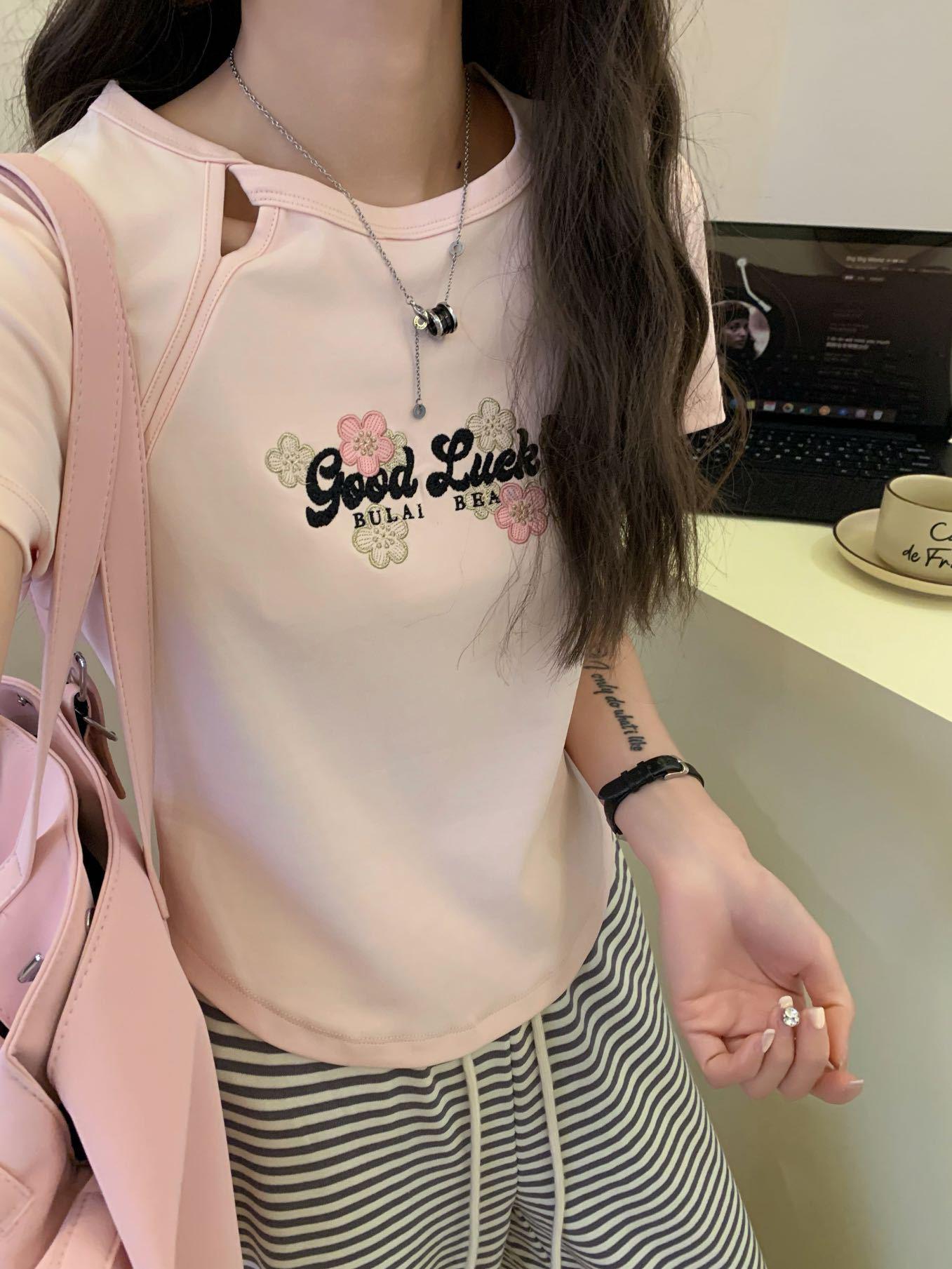 

2025 Женская футболка Slim Fit с вышитым медведем из хлопка - короткий рукав, круглый вырез, размер S Large розовый