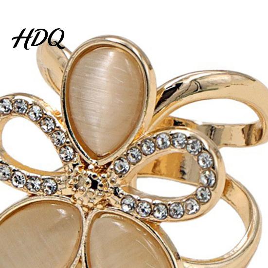 Diamond Scarf Pin Rhinestone Flower Ring for Women Elegant Alloy Five-petal Floral Metal Buckle Buckle Smooth T-shirt Ties Clip Silk Scarves Shawls