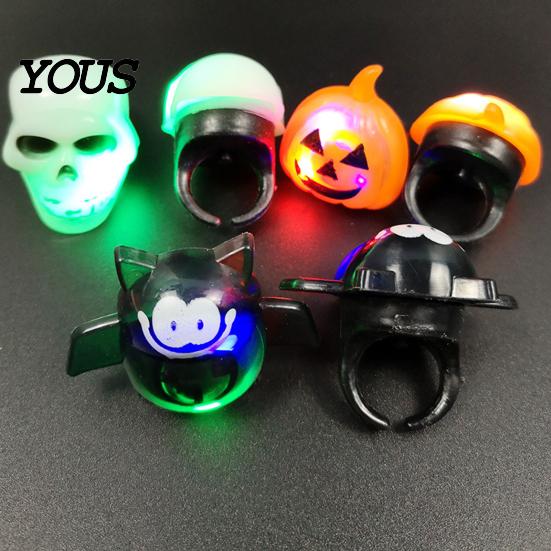 Bague sur le thème d'Halloween Anneaux LED, Anneaux de Doigt Lumineux Jouet pour Enfants Adultes, Décoration de Fête Effrayante Citrouille Fantôme Globule Oculaire Cadeaux Lumineux Friandises