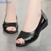 Sommer weiche Sohle Mutter Sandalen Fischmaul Mittelalter und ältere Lederschuhe flache Mittelalter Einzelschuhe Damenschuhe