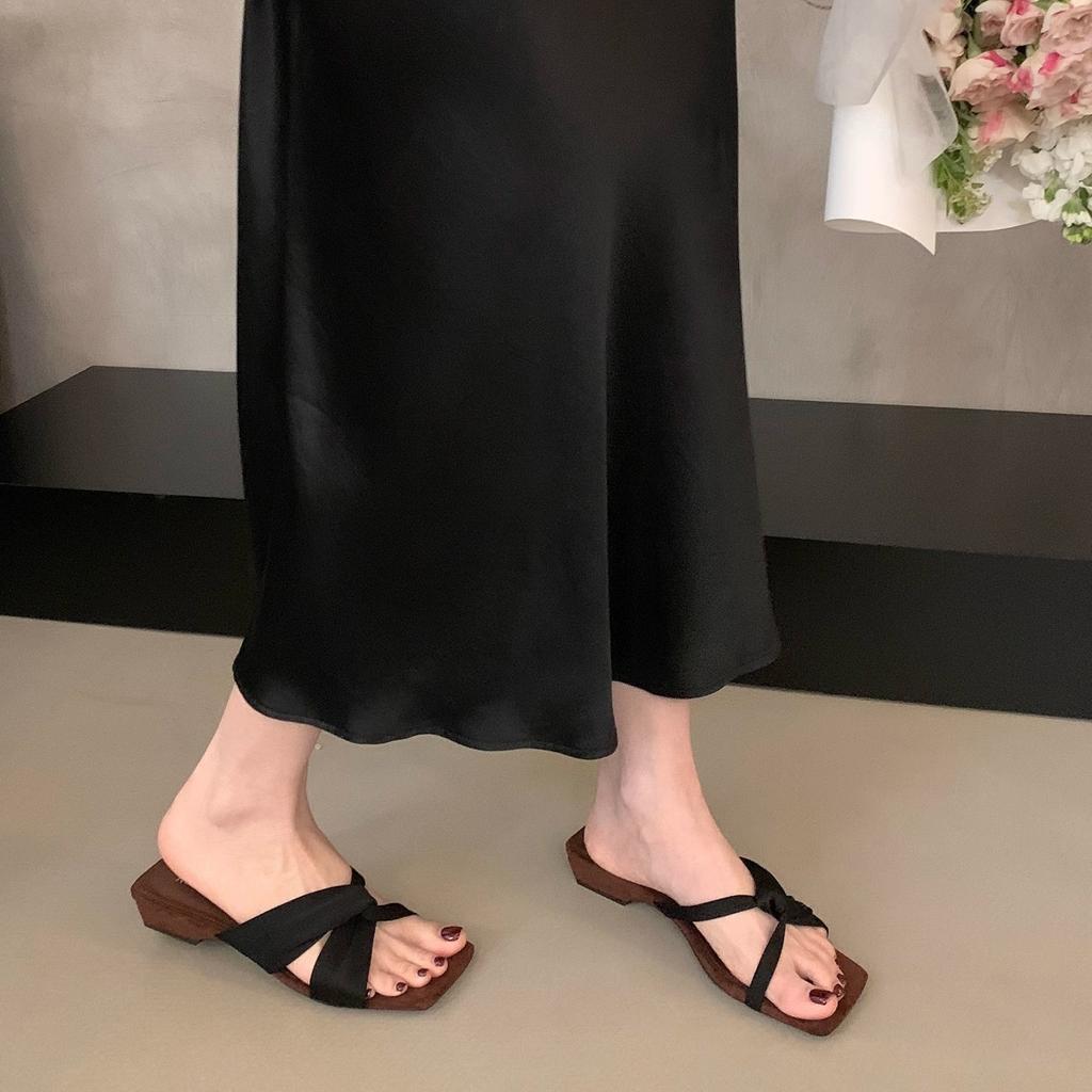 French niche design thick heel cool slippers women's outer wear 2025 summer new square head open toe middle heel sandals