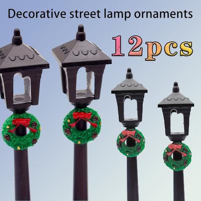 Weihnachts-Mini-Laternenpfahl mit festlichem Kranz, festlichen Hängedekorationen und Statuenornamenten - Schwarzes Straßenlaternenpfahl-Ornament