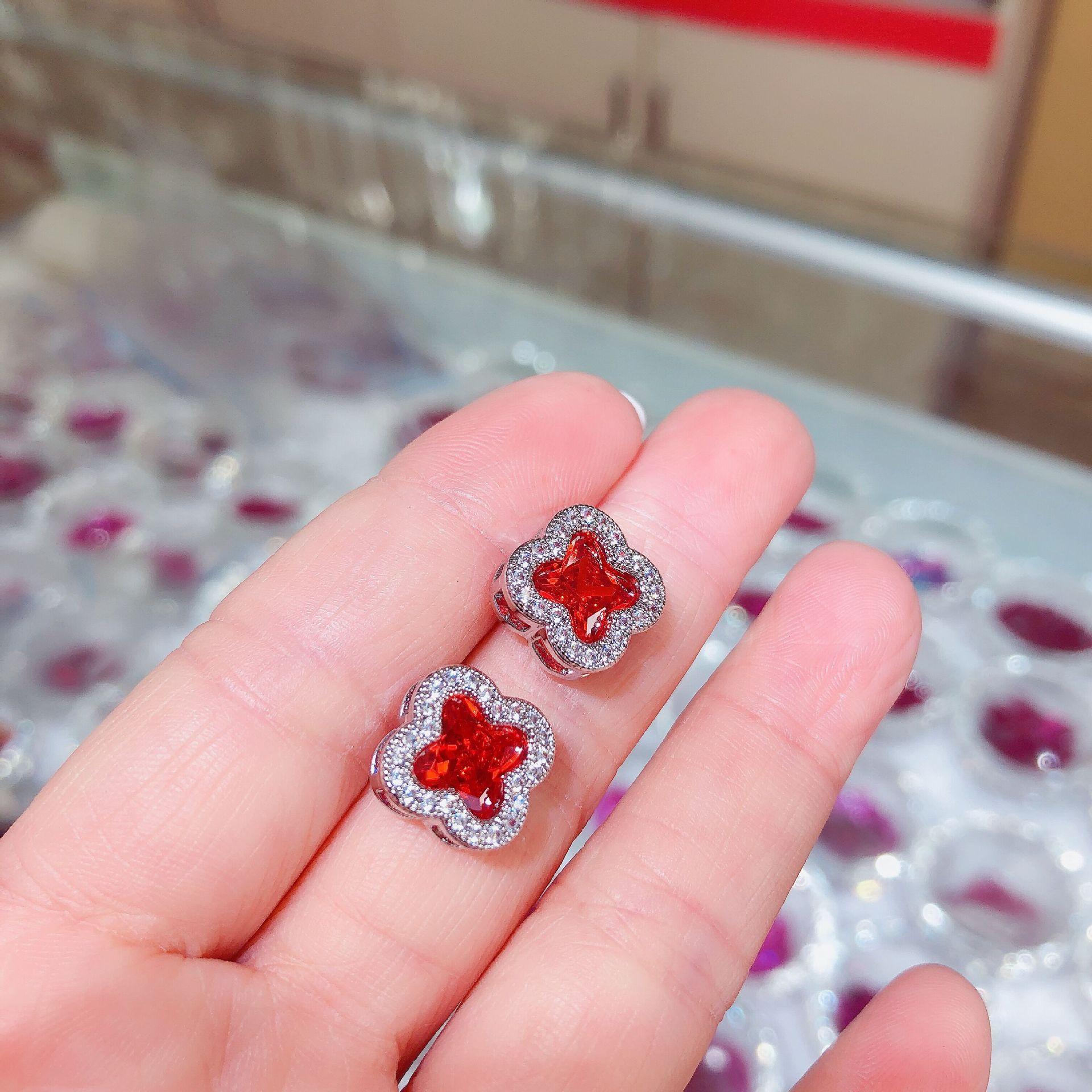 

Гарантия качества Серьги с четырьмя листами клевера Aaa Серьги из высококачественного циркония Классические качественные женские серьги красный