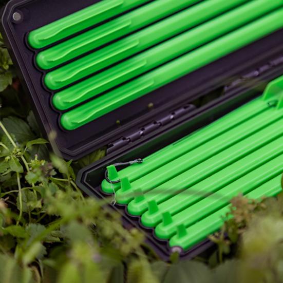 Krabice na rybářské náčiní s 9 magnetickými nástrahami typu stick bait, háčky, vícekomorovým designem, vodotěsným úložným pouzdrem, organizér na rybářské náčiní