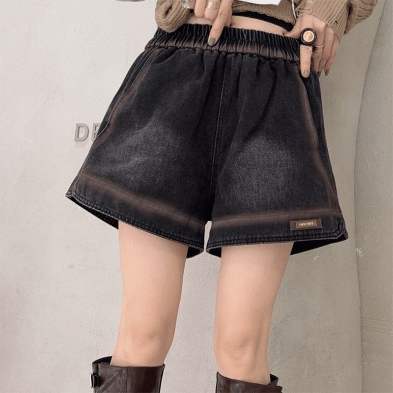 

Retro Black Denim Shorts Female 2025 Fall New Arrival High Waist Slim Looking Loose A- line Western Style Wide Leg Shorts Hand-painted Curry line shorts S