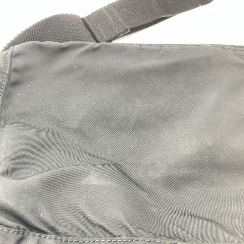 Prada Pocono Schultertasche Kameratasche Crossbody Tessuto Nylon Leder Schwarzer Schultergurt Crossbody Dreieckiges Logo-Schild Weißes Etikett