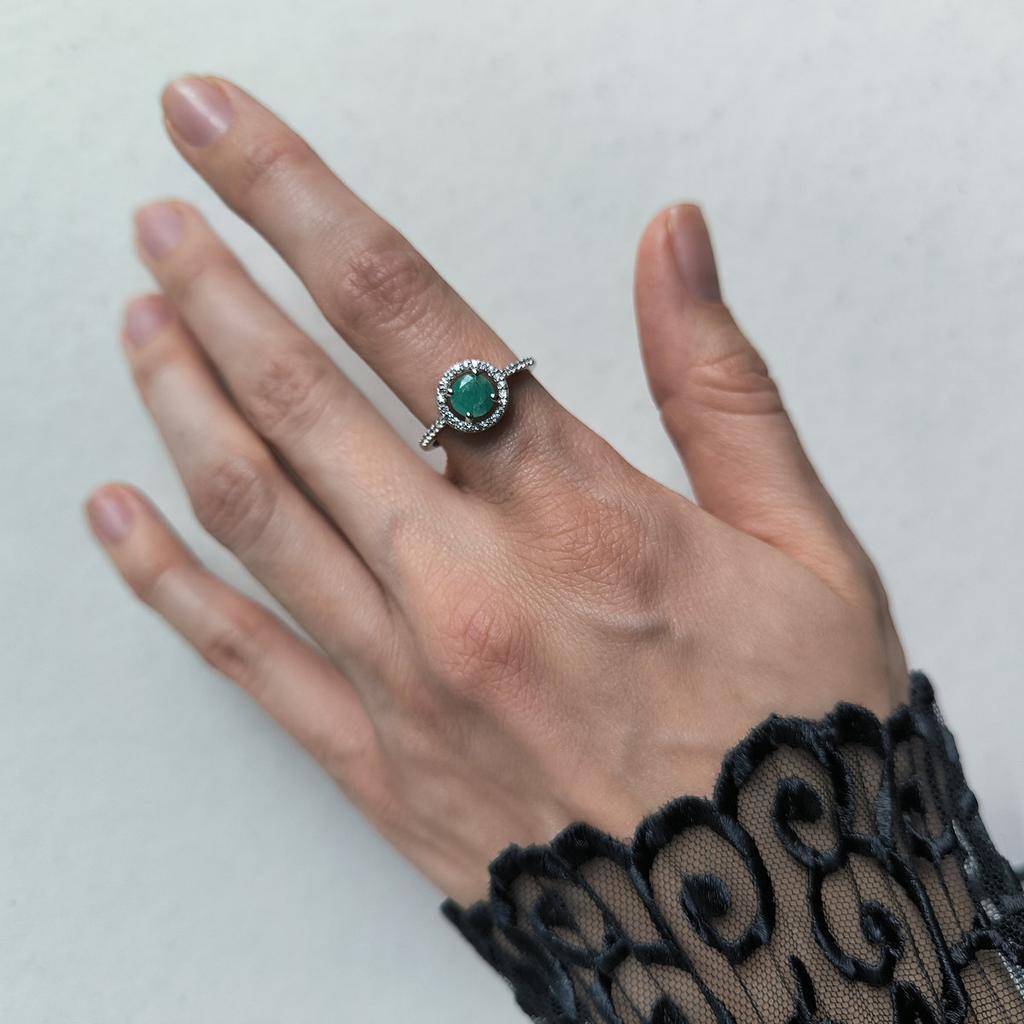 Серебряное кольцо с натуральным изумрудом 1.155ct, вес изделия 2,01 гр (2206125)