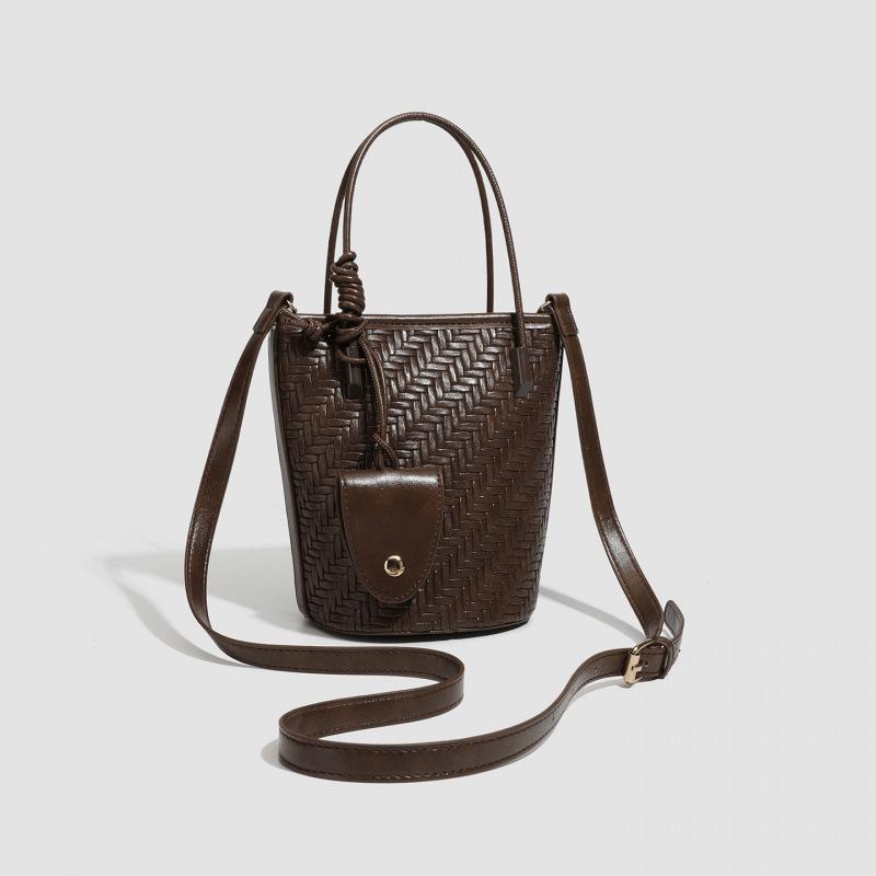 

Korean version of fashion autumn and winter versatile commuter shoulder messenger bag women s hand woven handbag hand bag кофейный